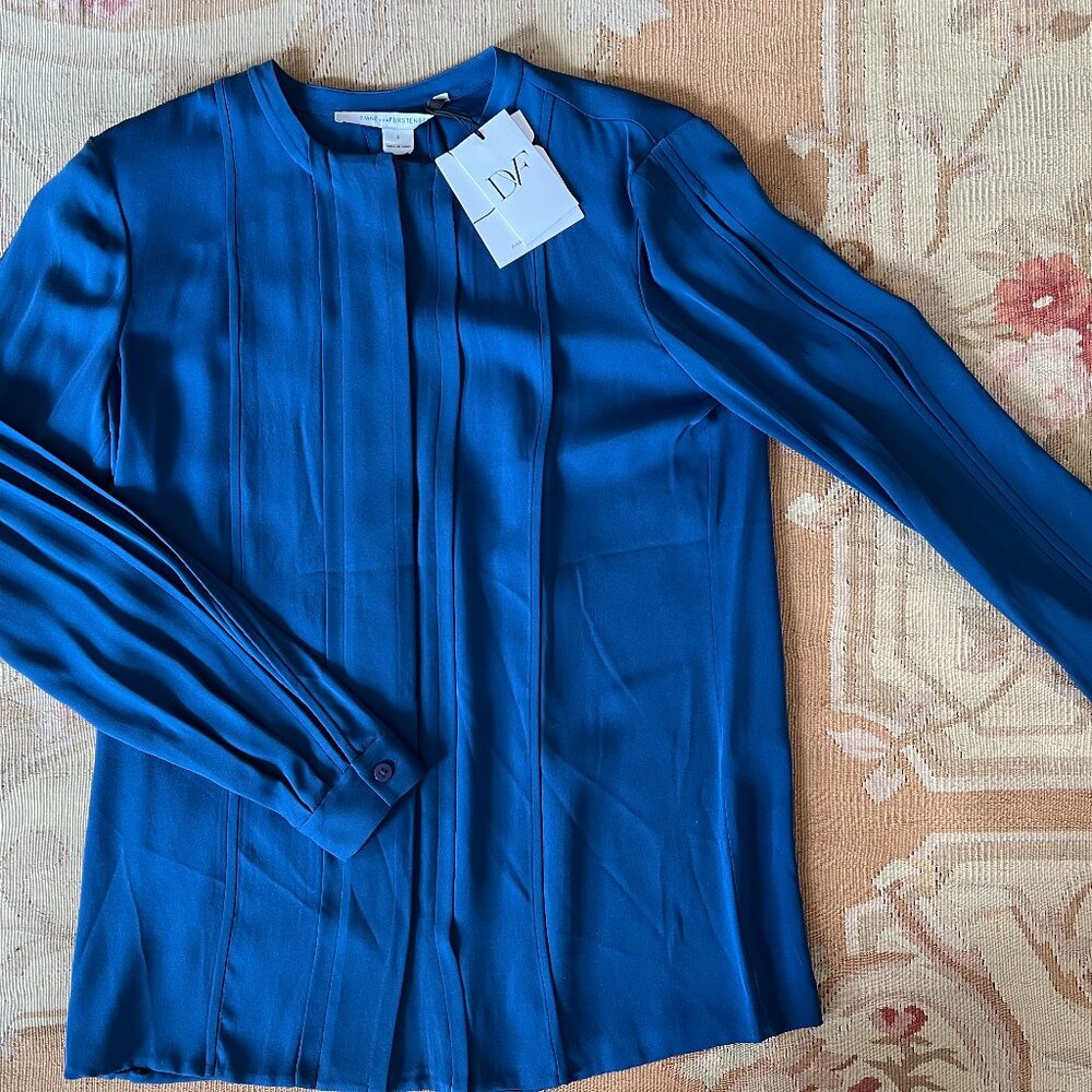 NWT Diane Von Furstenberg blue silk blouse in size 2